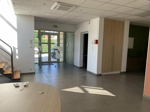 ENTRAIGUES SUR SORGUES IMMEUBLE DE BUREAUX A LOUER