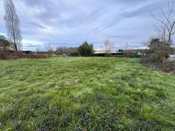 Terrain de 2 185 m² à Saint-Sylvestre-sur-Lot !  ce terrain offre environ 1 505 m² constructibles et 680 m² de terrain non constructible, parfaits pour un jardin ou un vergere. Environnement calme, proche des commodités.