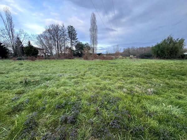 Terrain de 2 185 m² à Saint-Sylvestre-sur-Lot !  ce terrain offre environ 1 505 m² constructibles et 680 m² de terrain non constructible, parfaits pour un jardin ou un vergere. Environnement calme, proche des commodités.