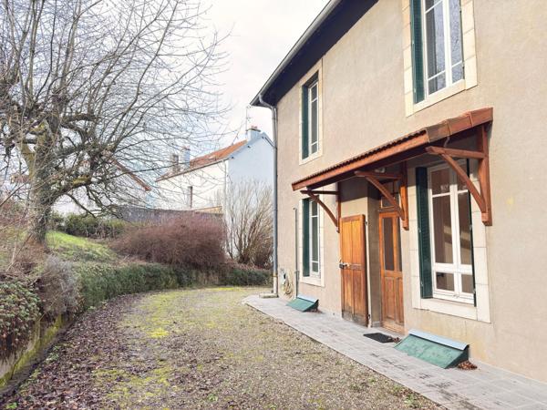 Maison de 136 m2, 4 ch, garage et terrain.