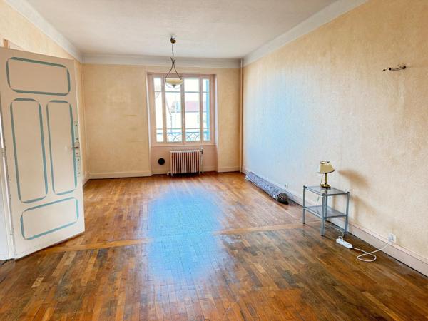 Maison de 136 m2, 4 ch, garage et terrain.