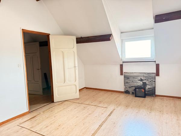 Maison de 136 m2, 4 ch, garage et terrain.