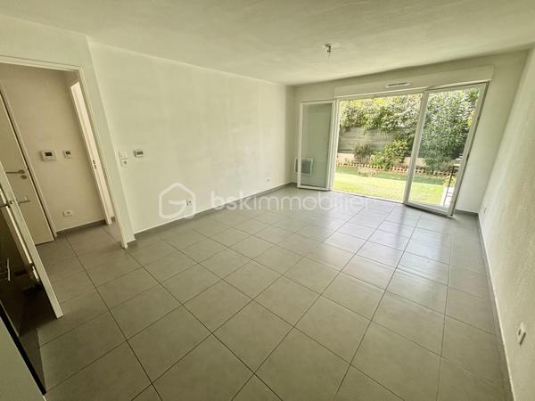 Idéalement situé à Draguignan, dans une résidence sécurisée, calme et proche du centre-ville ainsi que de toutes les commodités, découvrez ce charmant appartement T2 de plain-pied d’environ 45 m².
Il se compose d’une agréable pièce de vie, d’une chambre, d’une salle de bain ainsi que de WC séparé.

À l’extérieur, vous profiterez d’une terrasse et d’un jardin privatif, parfaits pour vos moments de détente.
Une place de parking privative en sous-sol complète ce bien.