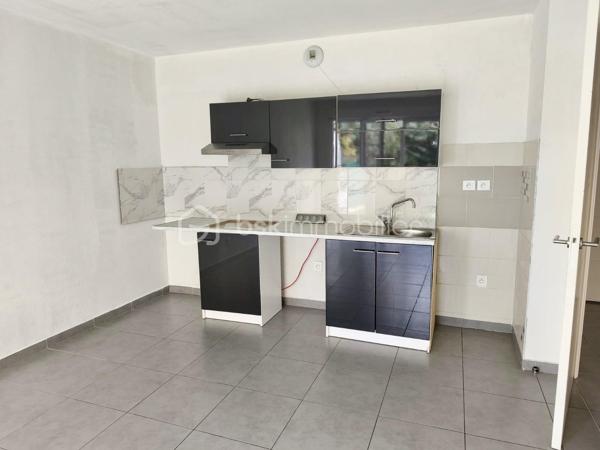 Idéalement situé à Draguignan, dans une résidence sécurisée, calme et proche du centre-ville ainsi que de toutes les commodités, découvrez ce charmant appartement T2 de plain-pied d’environ 45 m².
Il se compose d’une agréable pièce de vie, d’une chambre, d’une salle de bain ainsi que de WC séparé.

À l’extérieur, vous profiterez d’une terrasse et d’un jardin privatif, parfaits pour vos moments de détente.
Une place de parking privative en sous-sol complète ce bien.