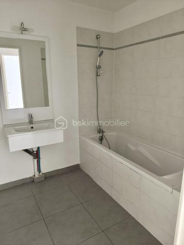 Idéalement situé à Draguignan, dans une résidence sécurisée, calme et proche du centre-ville ainsi que de toutes les commodités, découvrez ce charmant appartement T2 de plain-pied d’environ 45 m².
Il se compose d’une agréable pièce de vie, d’une chambre, d’une salle de bain ainsi que de WC séparé.

À l’extérieur, vous profiterez d’une terrasse et d’un jardin privatif, parfaits pour vos moments de détente.
Une place de parking privative en sous-sol complète ce bien.