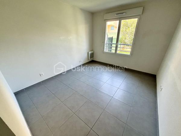 Idéalement situé à Draguignan, dans une résidence sécurisée, calme et proche du centre-ville ainsi que de toutes les commodités, découvrez ce charmant appartement T2 de plain-pied d’environ 45 m².
Il se compose d’une agréable pièce de vie, d’une chambre, d’une salle de bain ainsi que de WC séparé.

À l’extérieur, vous profiterez d’une terrasse et d’un jardin privatif, parfaits pour vos moments de détente.
Une place de parking privative en sous-sol complète ce bien.