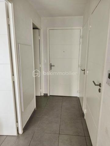 Idéalement situé à Draguignan, dans une résidence sécurisée, calme et proche du centre-ville ainsi que de toutes les commodités, découvrez ce charmant appartement T2 de plain-pied d’environ 45 m².
Il se compose d’une agréable pièce de vie, d’une chambre, d’une salle de bain ainsi que de WC séparé.

À l’extérieur, vous profiterez d’une terrasse et d’un jardin privatif, parfaits pour vos moments de détente.
Une place de parking privative en sous-sol complète ce bien.