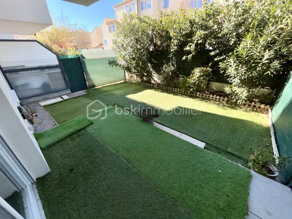 Idéalement situé à Draguignan, dans une résidence sécurisée, calme et proche du centre-ville ainsi que de toutes les commodités, découvrez ce charmant appartement T2 de plain-pied d’environ 45 m².
Il se compose d’une agréable pièce de vie, d’une chambre, d’une salle de bain ainsi que de WC séparé.

À l’extérieur, vous profiterez d’une terrasse et d’un jardin privatif, parfaits pour vos moments de détente.
Une place de parking privative en sous-sol complète ce bien.