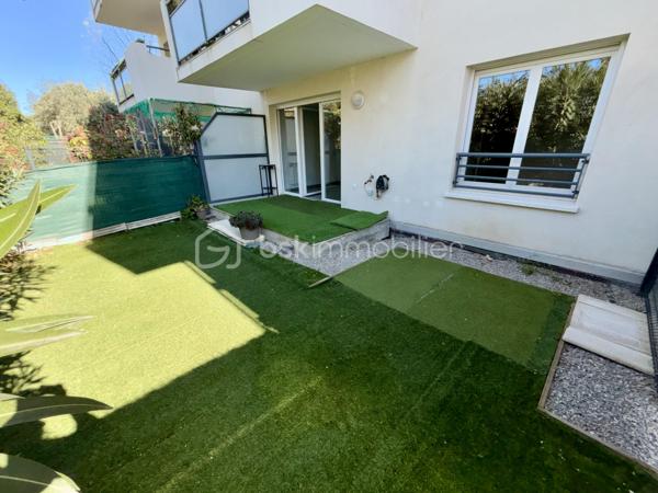 Idéalement situé à Draguignan, dans une résidence sécurisée, calme et proche du centre-ville ainsi que de toutes les commodités, découvrez ce charmant appartement T2 de plain-pied d’environ 45 m².
Il se compose d’une agréable pièce de vie, d’une chambre, d’une salle de bain ainsi que de WC séparé.

À l’extérieur, vous profiterez d’une terrasse et d’un jardin privatif, parfaits pour vos moments de détente.
Une place de parking privative en sous-sol complète ce bien.