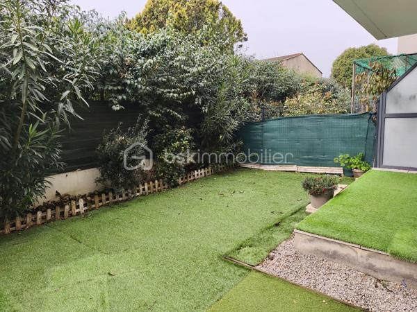 Idéalement situé à Draguignan, dans une résidence sécurisée, calme et proche du centre-ville ainsi que de toutes les commodités, découvrez ce charmant appartement T2 de plain-pied d’environ 45 m².
Il se compose d’une agréable pièce de vie, d’une chambre, d’une salle de bain ainsi que de WC séparé.

À l’extérieur, vous profiterez d’une terrasse et d’un jardin privatif, parfaits pour vos moments de détente.
Une place de parking privative en sous-sol complète ce bien.