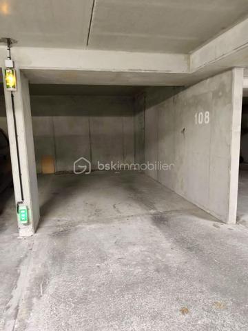 Idéalement situé à Draguignan, dans une résidence sécurisée, calme et proche du centre-ville ainsi que de toutes les commodités, découvrez ce charmant appartement T2 de plain-pied d’environ 45 m².
Il se compose d’une agréable pièce de vie, d’une chambre, d’une salle de bain ainsi que de WC séparé.

À l’extérieur, vous profiterez d’une terrasse et d’un jardin privatif, parfaits pour vos moments de détente.
Une place de parking privative en sous-sol complète ce bien.