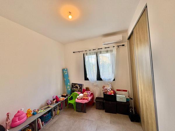 Belle maison de plain-pied avec piscine