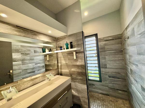 Belle maison de plain-pied avec piscine