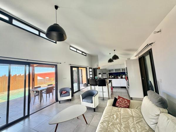 Belle maison de plain-pied avec piscine