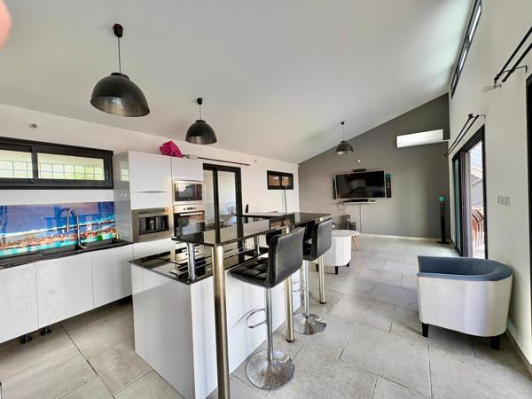 Belle maison de plain-pied avec piscine