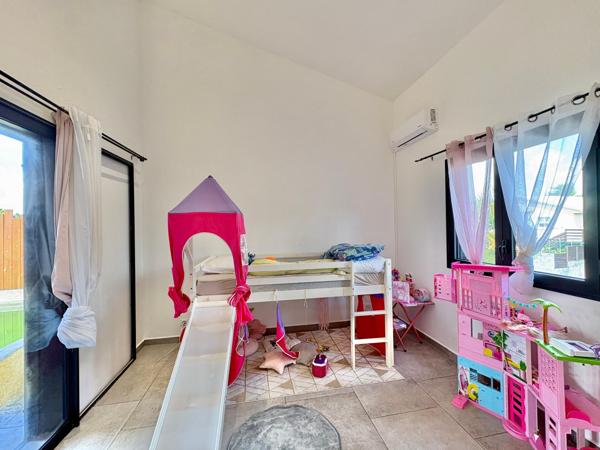 Belle maison de plain-pied avec piscine