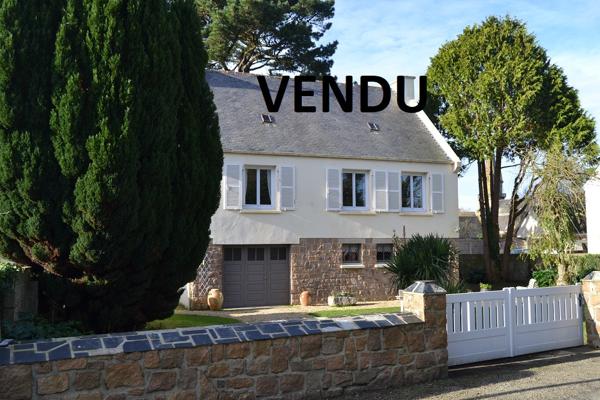 Lanmeur (29620) Lanmeur, le coeur du bourg au calme, maison 3 chambres sur rez de jardin atelier, 1000 m2 de jardin clos.