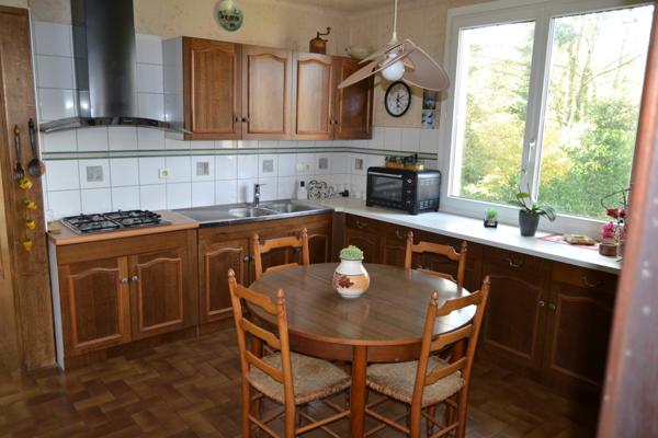 Lanmeur (29620) Lanmeur, le coeur du bourg au calme, maison 3 chambres sur rez de jardin atelier, 1000 m2 de jardin clos.