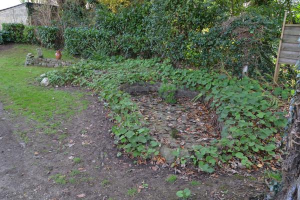 Lanmeur (29620) Lanmeur, le coeur du bourg au calme, maison 3 chambres sur rez de jardin atelier, 1000 m2 de jardin clos.