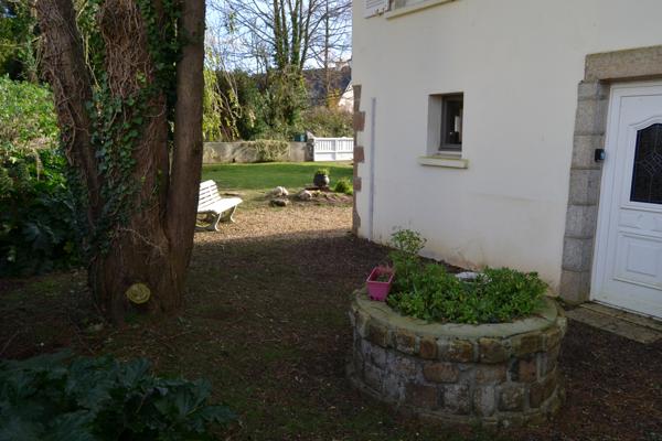 Lanmeur (29620) Lanmeur, le coeur du bourg au calme, maison 3 chambres sur rez de jardin atelier, 1000 m2 de jardin clos.