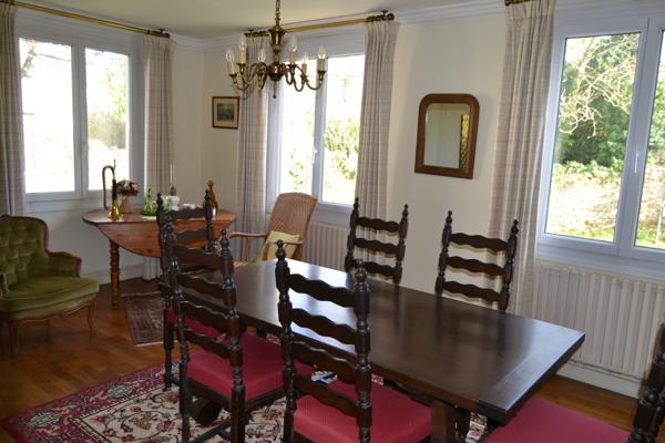 Lanmeur (29620) Lanmeur, le coeur du bourg au calme, maison 3 chambres sur rez de jardin atelier, 1000 m2 de jardin clos.