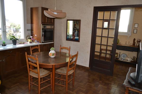 Lanmeur (29620) Lanmeur, le coeur du bourg au calme, maison 3 chambres sur rez de jardin atelier, 1000 m2 de jardin clos.