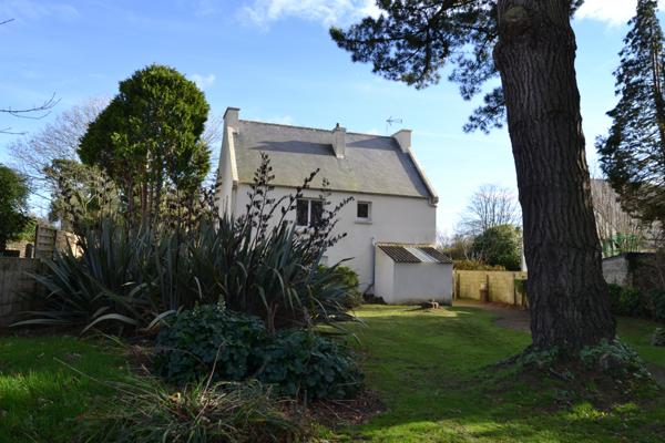 Lanmeur (29620) Lanmeur, le coeur du bourg au calme, maison 3 chambres sur rez de jardin atelier, 1000 m2 de jardin clos.