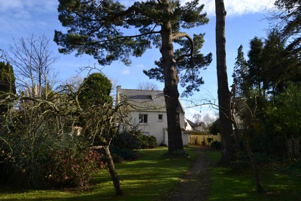 Lanmeur (29620) Lanmeur, le coeur du bourg au calme, maison 3 chambres sur rez de jardin atelier, 1000 m2 de jardin clos.