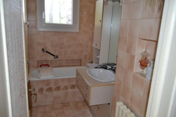 Lanmeur (29620) Lanmeur, le coeur du bourg au calme, maison 3 chambres sur rez de jardin atelier, 1000 m2 de jardin clos.