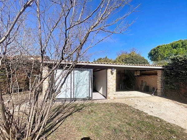 Valensole, maison 5 pièces, véranda, terrasses, cave, garage et dépendances