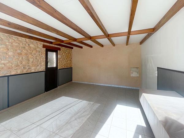 Valensole, maison 5 pièces, véranda, terrasses, cave, garage et dépendances