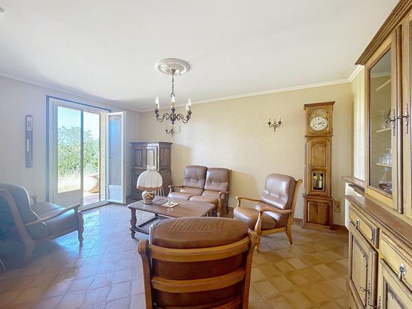 Valensole, maison 5 pièces, véranda, terrasses, cave, garage et dépendances