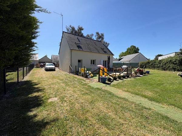 Maison située en bourg, à proximité d'Angers