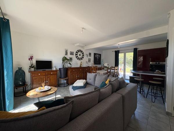 Maison située en bourg, à proximité d'Angers
