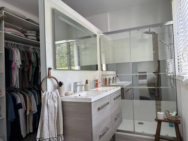 Belle Maison Familiale en deux appartements T4 – 220 m² habitables Piscine – Jardin exotique – Stationnements – Quartier Quatre Chemins des Routes