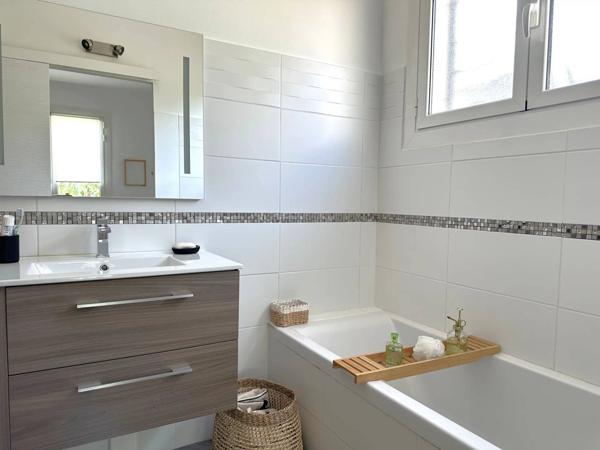 Belle Maison Familiale en deux appartements T4 – 220 m² habitables Piscine – Jardin exotique – Stationnements – Quartier Quatre Chemins des Routes