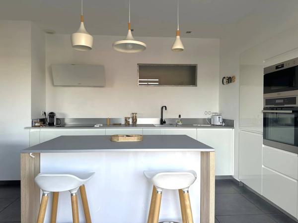 Belle Maison Familiale en deux appartements T4 – 220 m² habitables Piscine – Jardin exotique – Stationnements – Quartier Quatre Chemins des Routes