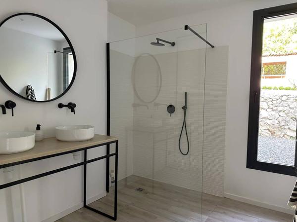 Belle Maison Familiale en deux appartements T4 – 220 m² habitables Piscine – Jardin exotique – Stationnements – Quartier Quatre Chemins des Routes