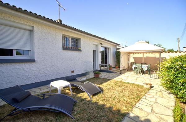 LE PASSAGE : Maison de plain-pied de 78m² avec 3 chambres, garage et jardin.