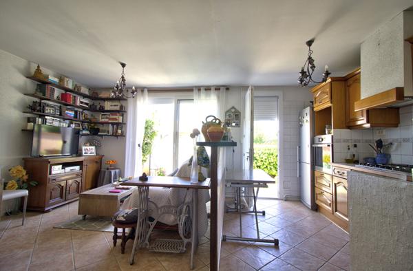 LE PASSAGE : Maison de plain-pied de 78m² avec 3 chambres, garage et jardin.