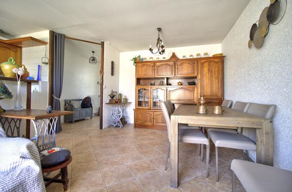 LE PASSAGE : Maison de plain-pied de 78m² avec 3 chambres, garage et jardin.