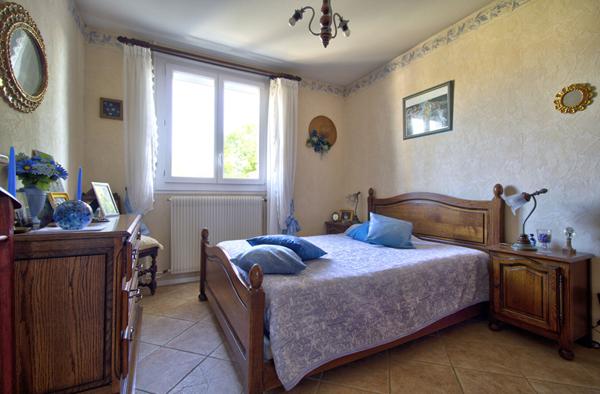 LE PASSAGE : Maison de plain-pied de 78m² avec 3 chambres, garage et jardin.