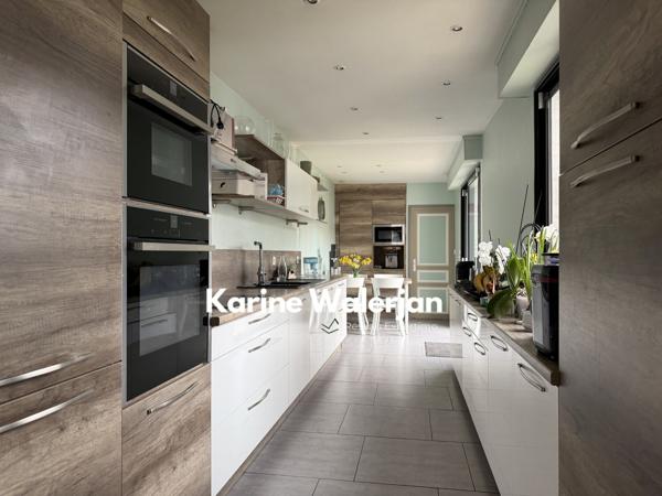 Courrières (62710) MAISON INDIVIDUELLE 217 M2 - SEMI PLAIN PIED - VOLUMES - 6 CHAMBRES - POSSIBLE PROFESSION LIBERALE - JARDIN