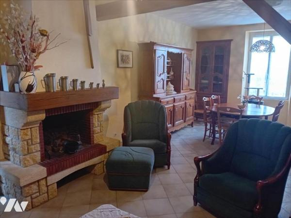 Changé, maison de bourg en coeur de village.