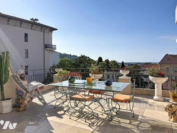 APPARTEMENT AVEC GRANDE TERRASSE ET APERCU MER  AU CANNET MAIRIE 