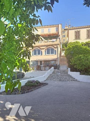 APPARTEMENT AVEC GRANDE TERRASSE ET APERCU MER  AU CANNET MAIRIE 