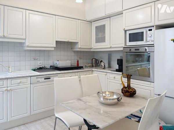 APPARTEMENT AVEC GRANDE TERRASSE ET APERCU MER  AU CANNET MAIRIE 