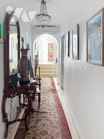 APPARTEMENT AVEC GRANDE TERRASSE ET APERCU MER  AU CANNET MAIRIE 