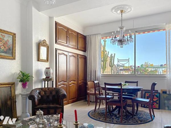 APPARTEMENT AVEC GRANDE TERRASSE ET APERCU MER  AU CANNET MAIRIE 