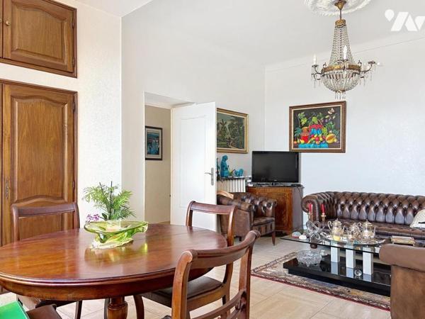 APPARTEMENT AVEC GRANDE TERRASSE ET APERCU MER  AU CANNET MAIRIE 